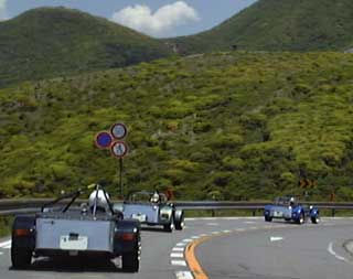 路肩には山登りの人たちの車がズラリ。