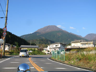 別府市南立石からの鶴見岳