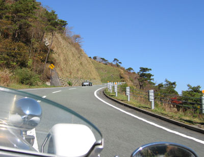 先の切り通しが頂上です