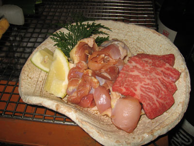 和牛と地鶏は炭火でいただきます