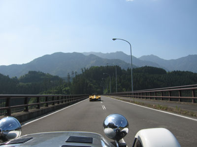 車で渡る分には怖くないんです。下が見えないから。