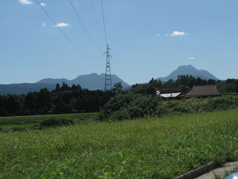 左が鶴見岳、右が由布岳